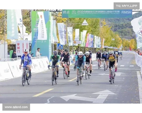 环湖国际自行车赛精彩纷呈运动员拼搏展风采创佳绩